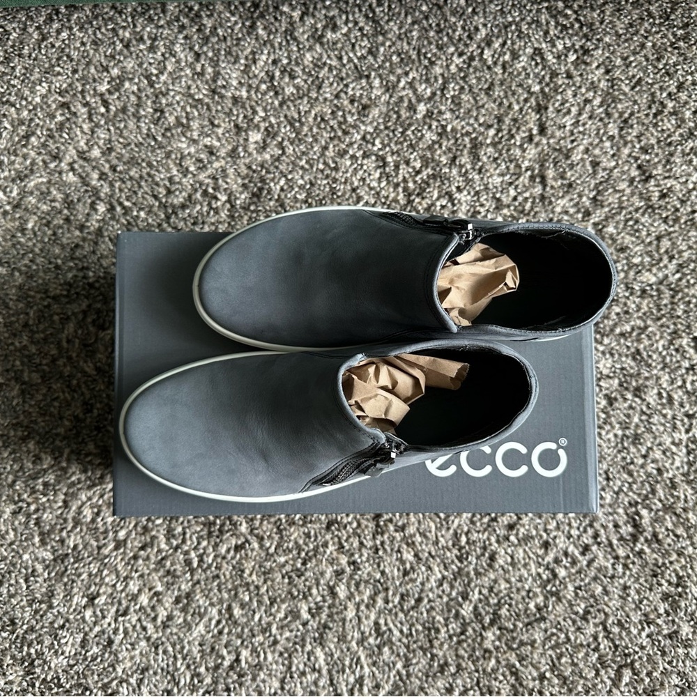 ECCO Soft 7. Women's Nubuck Zip Bootie. Size 6.5 - Picture 5 of 12